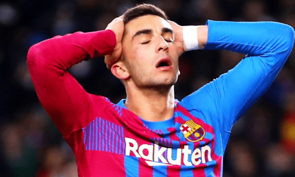 Barcelona defeated Cádiz 1-0 in a game marked by crowd protests